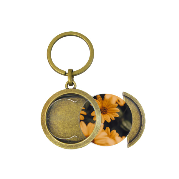 Round Photo Frame Keyring can be made in a variety of styles and with a variety of photos.