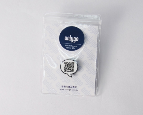The Personalized Funny Text Pin Badge package is simple.